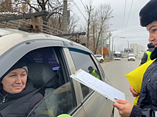 Сотрудники ГИБДД поздравили самарских водителей с Днем автомобилиста и вручили памятные подарки