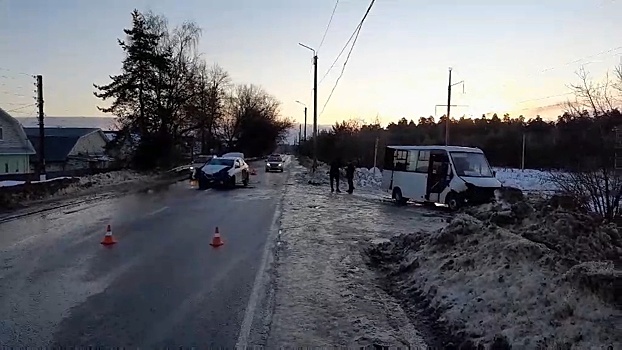 Три человека получили травмы в столкновении автобуса и такси на Бору