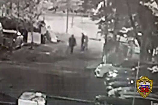 В Москве на видео попало, как самокатчик с большим ножом порезал мужчину