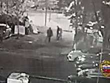 В Москве на видео попало, как самокатчик с большим ножом порезал мужчину