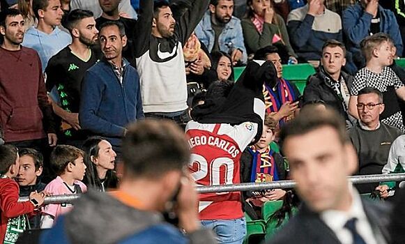 В Испании ребенка выгнали со стадиона, так как он пришел в футболке непримиримого соперника