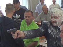 Депутат с кефиром на голове устроил расстрел радикалов