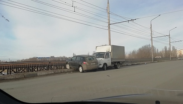 Под Саратовом автомобиль едва не улетел с моста в реку