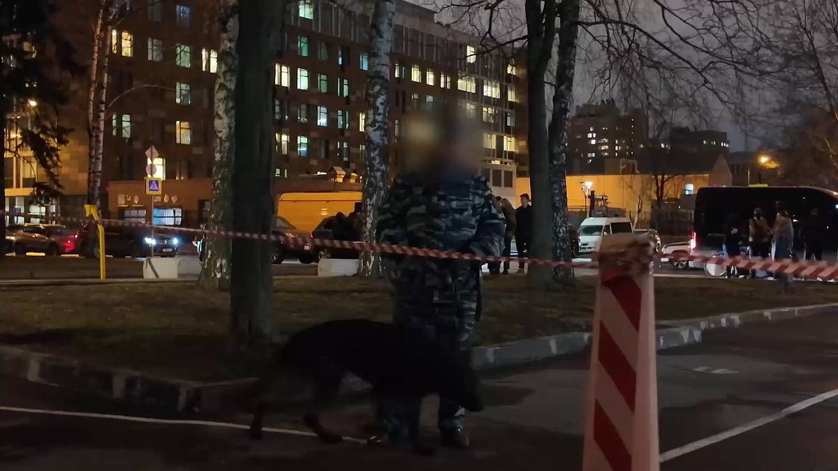 Разминирование электроскутера у бизнес-центра в Москве попало на видео