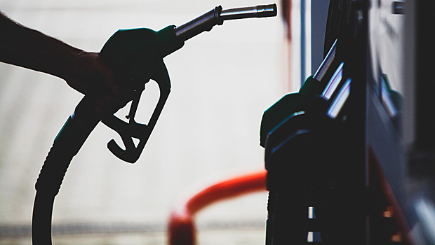 Бензин подорожал почти на рубль