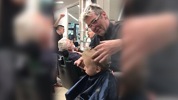 Индивидуальный подход: поющие для ребенка парикмахеры попали на видео