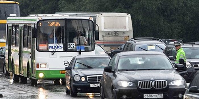 Профессиональных водителей могут обязать подтверждать навыки - СМИ