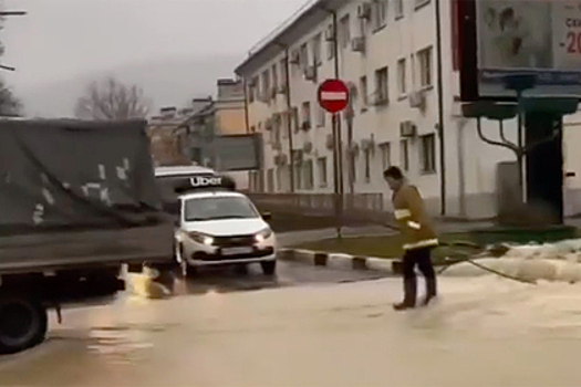Улицы российских городов ушли под воду из-за сильных ливней