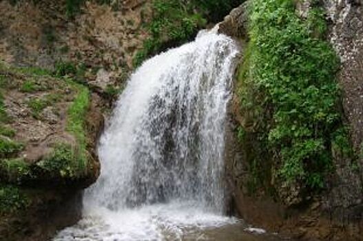 Спасатели сняли двух туристов с Медовых водопадов в Кисловодске