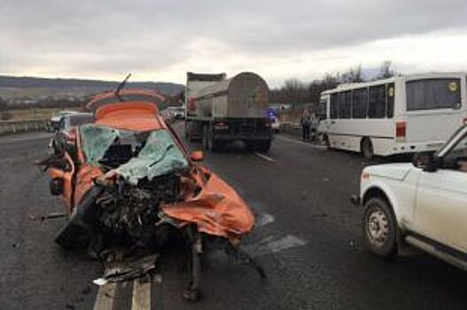 На Ставрополье столкнулись три автомобиля и автобус, пострадали дети