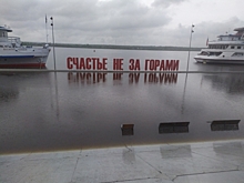 Затопленная набережная в Перми: к «Счастью не за горами» не подойти, скамейки в воде