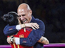 Обозреватель "РГ" - о грандиозном скандале в испанском футболе: Поцелуй был спонтанным жестом радости и искренней благодарности капитану