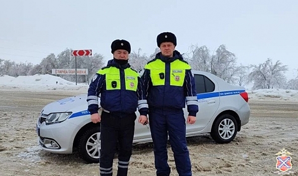 Волгоградские полицейские помогли женщине во время снежной пурги