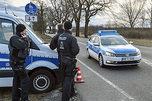 В Германии подозреваемый в убийстве сбил двух полицейских