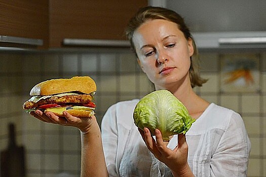В преддверии жарких выходных саратовцам рекомендуют отказаться от жирной пищи