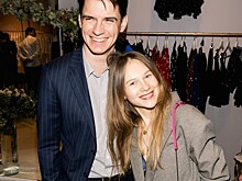 Янковская пришла на открытие бутика с мужем, а Маниович в зеркальных ботильонах