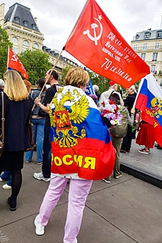В Париже участники "Бессмертного полка" прошли маршем до кладбища Пер-Лашез