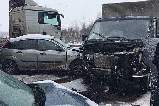 На трассе Пермь-Березники столкнулись фура и легковушки: одного из водителей госпитализировали