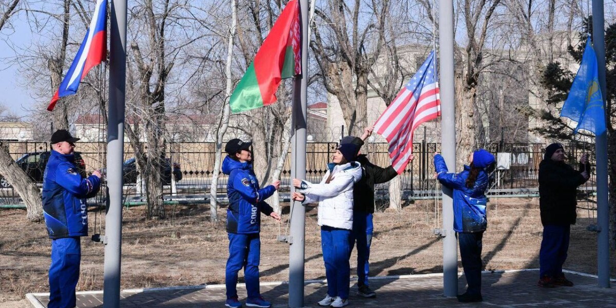 Экипаж «Союза МС-25» поднял на Байконуре флаги России, Беларуси и США