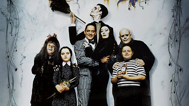 Как за 30 лет изменились звезды фильма «Семейка Аддамс»