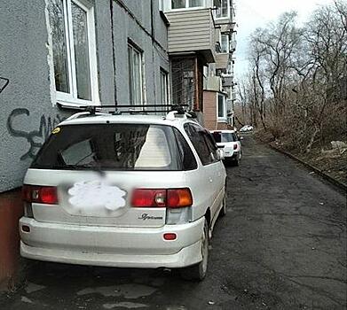 Женщину на Toyota Ipsum, которая парковалась «где попало», наказали собственные соседи