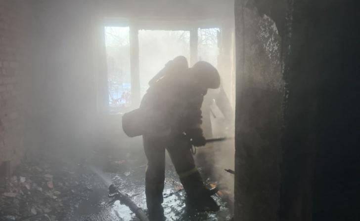 В Курской области пожарные спасли 62-летнюю женщину из горящей квартиры