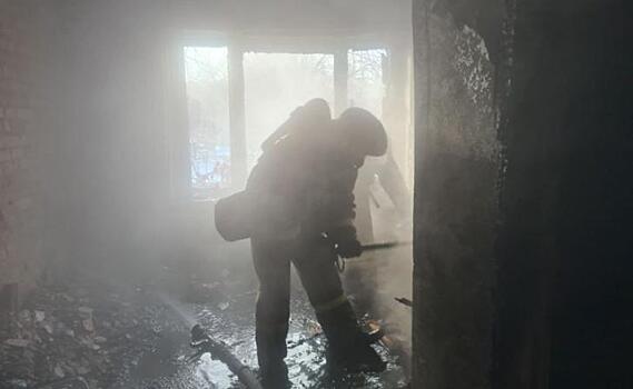 Пожарные спасли пожилую женщину из полыхающей квартиры в Энгельсе