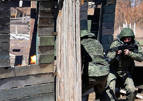 В Приморском крае военнослужащие ВВО отработали тактику ведения боя в городских условиях