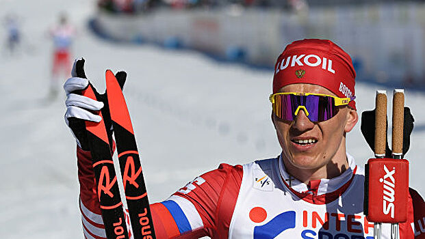 Непряевой и Большунову вручили медали ЧМ в скиатлоне