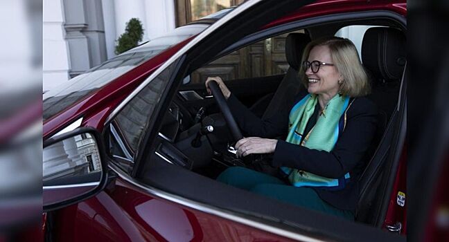 Jaguar I-PACE — официальный автомобиль посла Великобритании в России