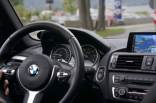 На Кубани водитель BMW без прав врезался в столб