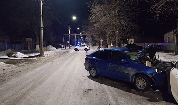 В Волгоградской области при столкновении легковушек пострадали двое детей