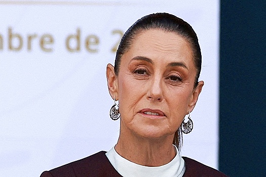 Пьяный мужчина пытался поцеловать президента Мексики Клаудию Шейнбаум