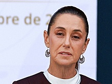 Пьяный мужчина пытался поцеловать президента Мексики Клаудию Шейнбаум