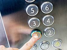 Воздушные шары внезапно загорелись в лифте и напугали пассажиров