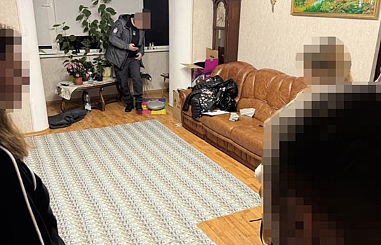 У зарабатывающей на дезертирах в ВСУ группировки нашли ковер из долларов