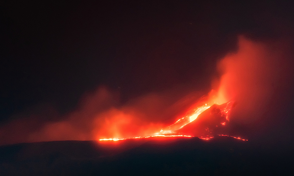 Этна часто извергается, так как находится на разломе между Африканской и Ионической микроплитами.