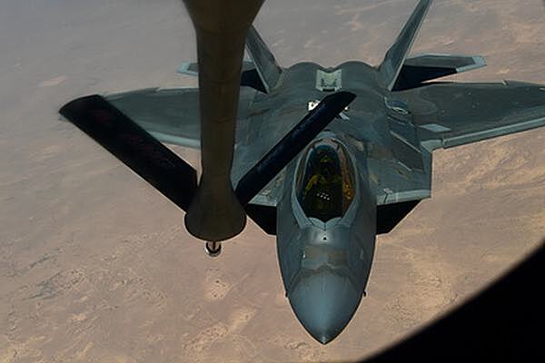 F-22 получит преимущество перед российскими истребителями