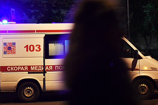 В Москве уснувший водитель такси с пассажиром врезался в столб