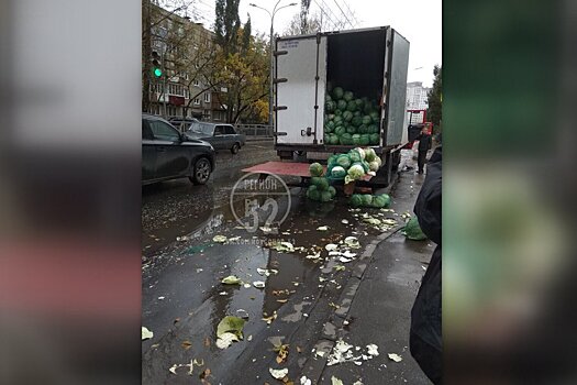 В Нижнем Новгороде из грузовика на дорогу высыпался «урожай капусты» (ВИДЕО)
