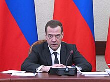 Медведев подписал Нацстратегию в интересах женщин