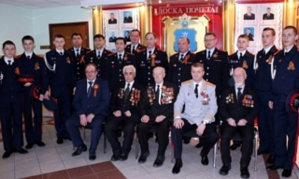 В Салехарде полицейские поздравили ветеранов с наступающим Днем Победы