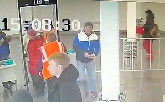 В Екатеринбурге полицейские ищут мужчину, который украл телефон во время досмотра на вокзале