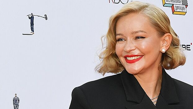 Юлия Пересильд вышла на публику в откровенном платье