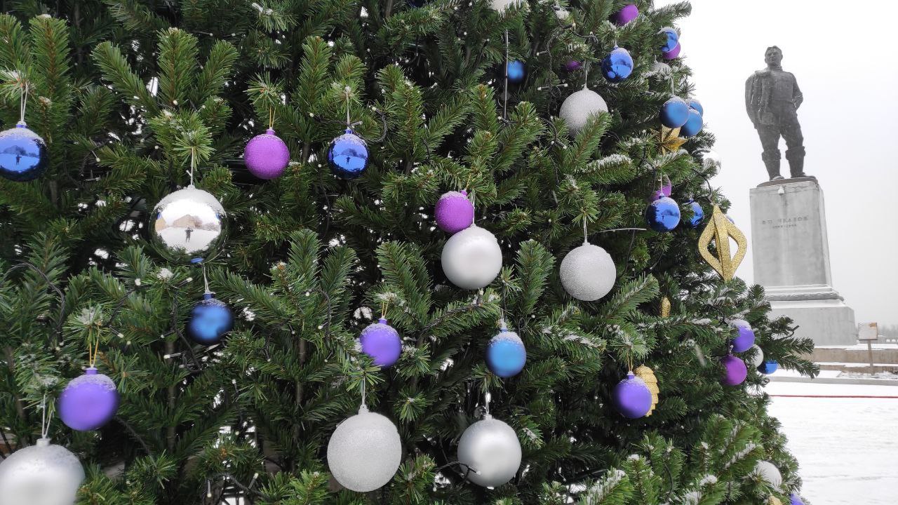 Улицу Советскую в Оренбурге украсят 53 новогодних елки