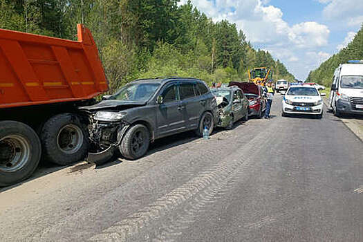 В Свердловской области облако пыли от "КамАЗа"привело к массовому ДТП