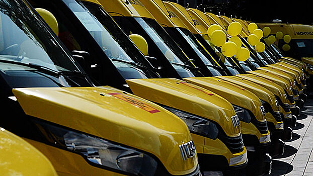В Литве школам передали новые желтые микроавтобусы