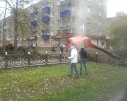 В Башкортостане КамАЗ провалился под асфальт