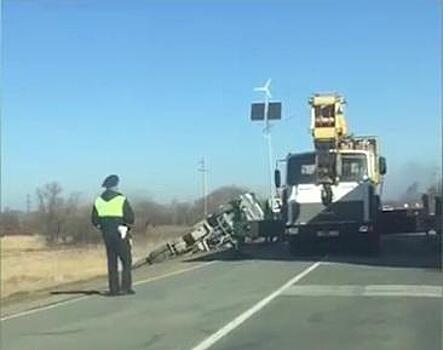 На трассе Владивосток-Хабаровск фура ушла под откос