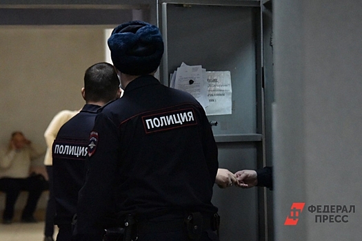Двое мужчин взяли автоматы и стреляли из окна петербургской квартиры